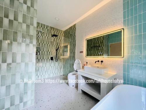 Bilik mandi di Lalil House Pool Villa Hatyai