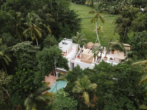 una vista aérea de una casa con piscina en Black Honey, en Ahangama