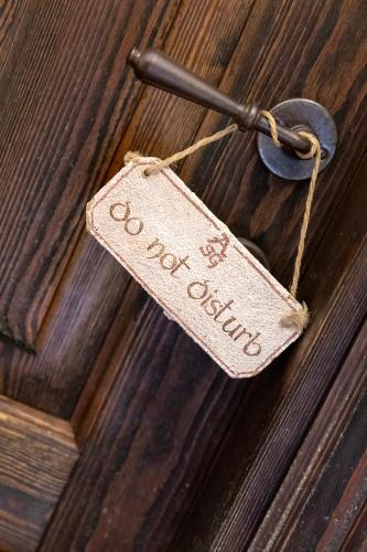 a wooden door with a sign that reads do not disturb at Abbadia San Giorgio in Moneglia