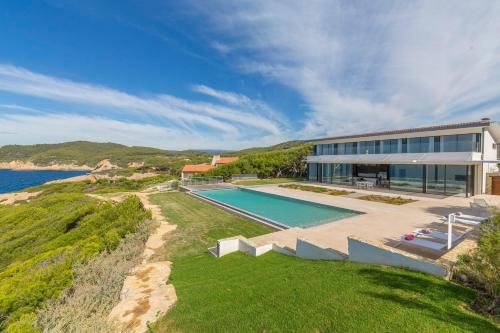 une vue aérienne d'une maison avec piscine dans l'établissement Villa luxe Port d'Alon, à Saint-Cyr-sur-Mer