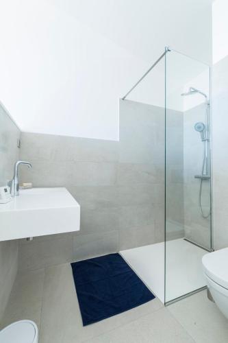une salle de bain avec une douche, un lavabo et des toilettes dans l'établissement Villa luxe Port d'Alon, à Saint-Cyr-sur-Mer