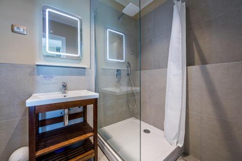 ein Badezimmer mit Dusche, Waschbecken und Toilette in der Unterkunft Apartments Sunset Centar in Rijeka