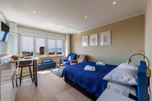 ein Hotelzimmer mit Bett, Tisch und Stühlen in der Unterkunft Apartments Sunset Centar in Rijeka