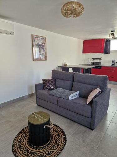 un salon avec un canapé bleu et une table dans l'établissement Joli T2 cosy avec jardin privatif, à Frontignan