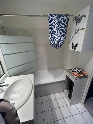 une salle de bain avec un lavabo, une baignoire et des toilettes dans l'établissement Jeux olympiques, à Saint-Denis
