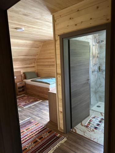 Habitación pequeña con cama y ducha en Bungyalow House - 5 Rooms, en Zolaći