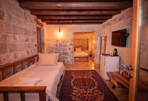Una cama o camas en una habitación de Sur Cave Hotel