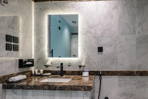 ターイフにあるفندق سويس انترناشونال الطائفのバスルーム(洗面台、鏡付)