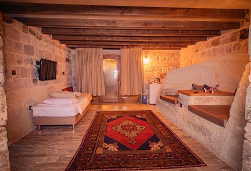 Una cama o camas en una habitación de Sur Cave Hotel