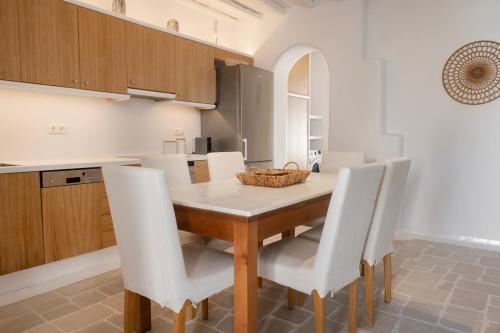 Una cocina o zona de cocina en Mykonian Style w Shared Pool Houses & Nighttime Security Guard