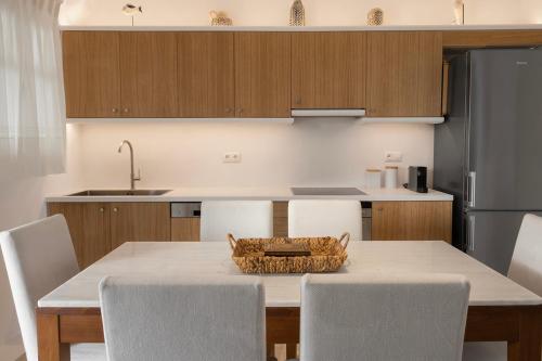 Una cocina o zona de cocina en Mykonian Style w Shared Pool Houses & Nighttime Security Guard