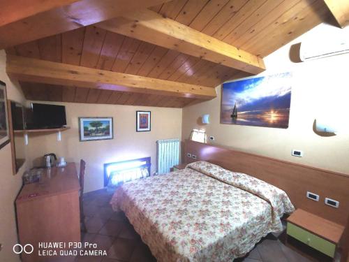 a bedroom with a bed and a large painting on the wall at Porto Recanati Zimmer in Porto Recanati