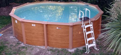 un bain à remous avec une échelle à côté dans l'établissement Maison au calme avec jardin et piscine Saint Raphaël, à Saint-Raphaël