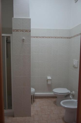 Un baño con dos inodoros y una ducha. en FMA Soverato, en Soverato Marina