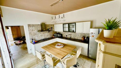 uma cozinha com uma mesa de madeira e um frigorífico em Arena in fiera em Verona