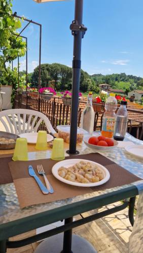 una mesa con un plato de comida. en La casa nella vigna [colline del vino], en Capannori