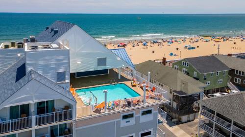 eine Luftansicht auf einen Strand mit einem Pool in der Unterkunft Monte Carlo Boardwalk / Oceanfront Ocean City in Ocean City