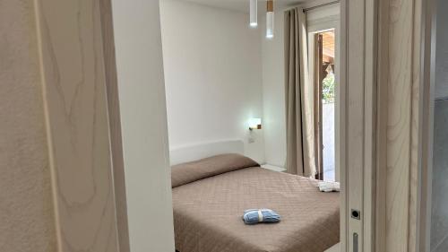 Una cama pequeña en una habitación con ventana. en Casa Dario, en Tanaunella