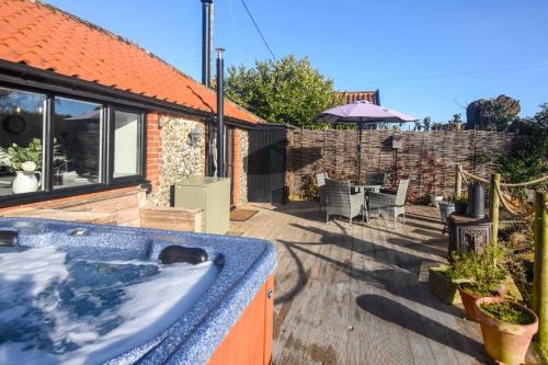 Gallery image of Tilly's, a two bedroom holiday retreat with hot tub and views of the pond in Barningham