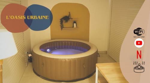 a bathroom with a large wooden tub in a room at Appartemment T2 cosy et spacieux : l’Oasis urbaine in Les Abymes