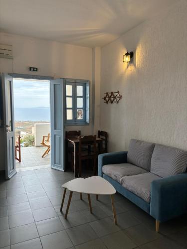 - un salon avec un canapé et une table dans l'établissement Sunset Paradise Oia, à Oia