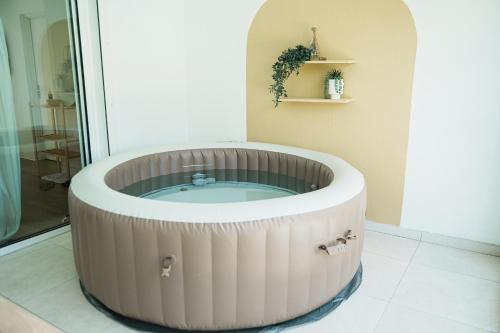a bath tub in a room with a window at Appartemment T2 cosy et spacieux : l’Oasis urbaine in Les Abymes