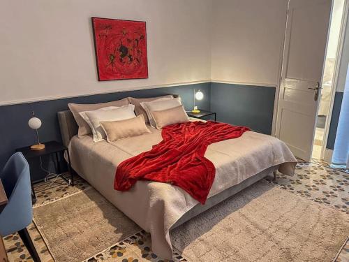 a bedroom with a bed with a red blanket on it at Appartement rénové en plein centre historique in Tunis