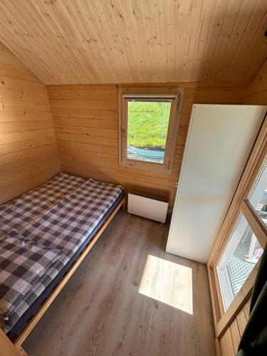 Habitación pequeña con 1 cama en una cabaña en Domek Szarak en Stary Gieraltów