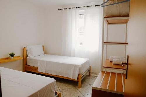 Кровать или кровати в номере Arsi Apartament