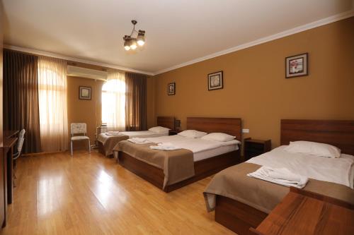 Un pat sau paturi într-o cameră la Popock Baghramyan