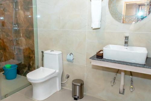 Hotel Badrinath في كاتماندو: حمام مع مرحاض ومغسلة