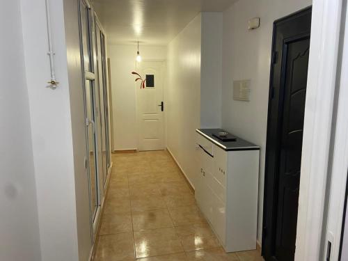 einen Flur mit Küche und einen Flur mit Tür in der Unterkunft Magnifique F3 edimco in Bejaïa