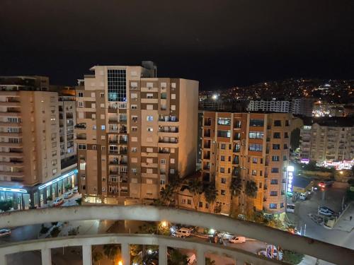 widok na miasto w nocy z wysokimi budynkami w obiekcie Magnifique F3 edimco w mieście Bidżaja