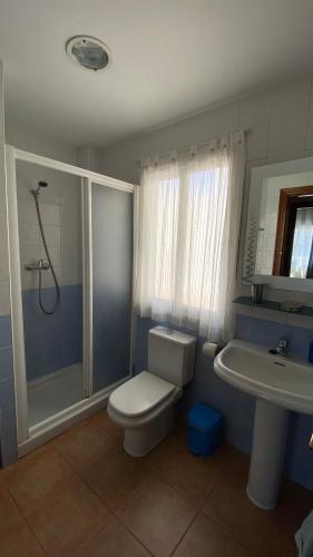 een badkamer met een toilet, een douche en een wastafel bij Puerto Barrio Alto in El Puerto de Santa María