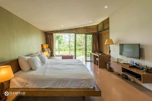 TV a/nebo společenská místnost v ubytování Dai Lai Resort- Forest Villa