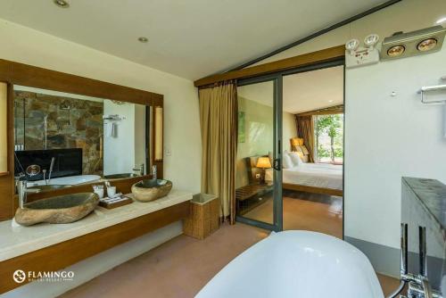 Postel nebo postele na pokoji v ubytování Dai Lai Resort- Forest Villa