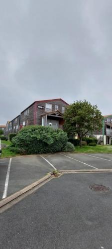 un parking devant un immeuble dans l'établissement Studio au cœur des Minimes à La Rochelle, à La Rochelle