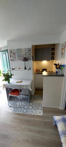 - une cuisine avec un bureau et une table dans une chambre dans l'établissement Studio au cœur des Minimes à La Rochelle, à La Rochelle