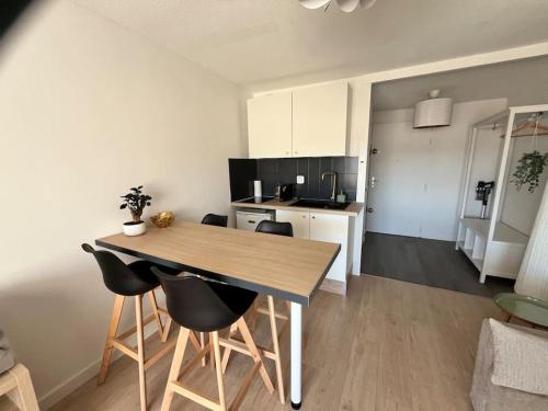 Kuchyň nebo kuchyňský kout v ubytování Studio vue mer avec piscine et terrain de tennis