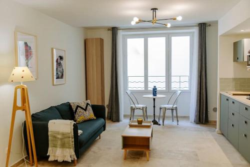 un salon avec un canapé et une table dans l'établissement Maison Gilberte - Avec terrasse au coeur du village, à Châteauneuf-du-Pape