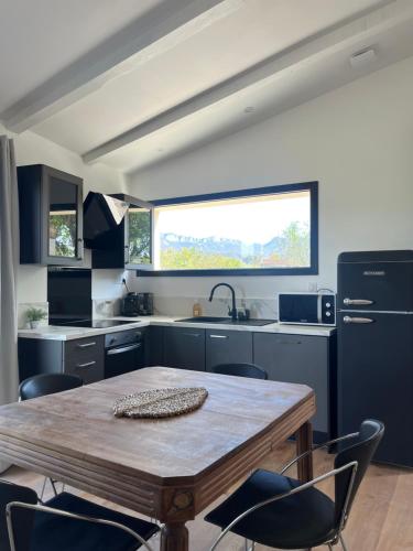 une cuisine avec une table et des chaises en bois dans l'établissement La placette, à Marches