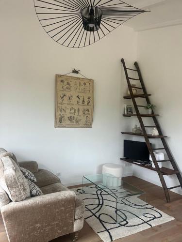 un salon avec un canapé et une table en verre dans l'établissement La placette, à Marches