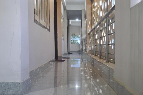 um corredor de um edifício com um longo corredor em O'SKY INN em Siliguri