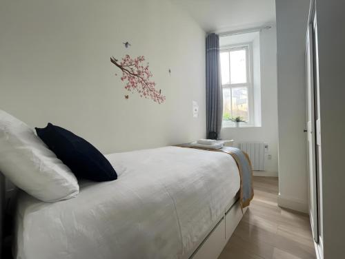 um quarto com uma grande cama branca e uma janela em Cork city En-suite Single room em Cork