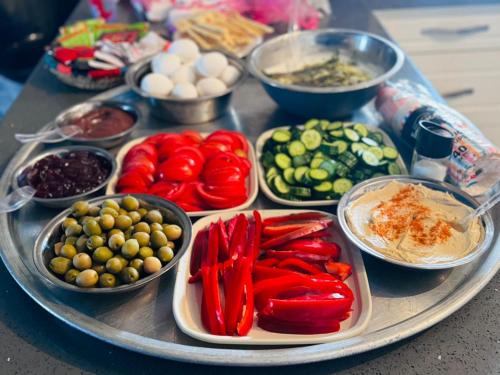 una mesa con diferentes tipos de hortalizas. en חאן נחל חווה Han Nahal Hava en Mitzpe Ramon