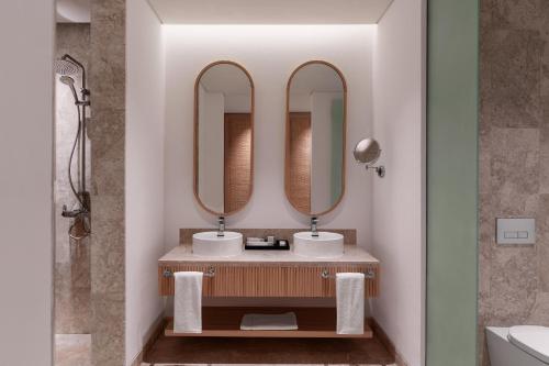 - Baño con 2 lavabos y 2 espejos en The Club by Fanar en Salalah