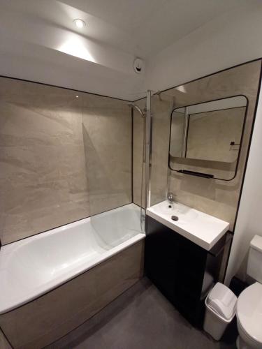une salle de bain avec une baignoire, un lavabo et des toilettes dans l'établissement Studio 4 personnes vue MER et PORT, au Grau-du-Roi