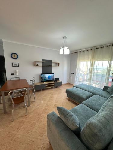 sala de estar con sofá y mesa en 1bedroom holiday apartment with amazing view Golem,Durres en Golem