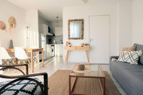 un salon avec un canapé et une table dans l'établissement Appartement Hyères centre avec piscine et parking privé, à Hyères