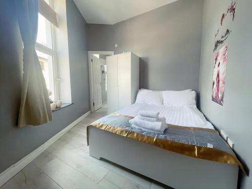 - une petite chambre avec un lit dans l'établissement En-suite Double Room in Cork, à Cork